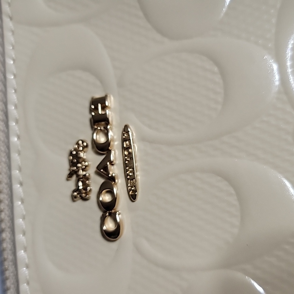 Nwt Coach Corner Zip Wristlet Iconic Embossed "C" Logo Pattern Signature Leather - Picture 2 of 9
